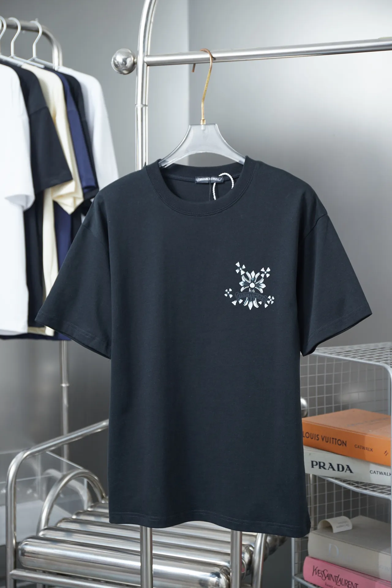 🅿️180 Ch*ome Hearte 25SS early spring new style Crow heart graffiti printed hot diamond short sleeves Light luxury essential item for daily commuting for men and women Correct version Welcome to compare Detailed features · 320g 100% pure cotton double yarn jersey fabric · Special thickened 32 pieces of double-strand 1X1 thread in the same vat custom dyeing · Digital direct printing ➕Imported Australian pearlescent diamonds · Double needle stitching and cross-stitching technology · Original main mark, washed tag, brand moisture-proof paper packaging Color: black/white Size: S/M/L/XL